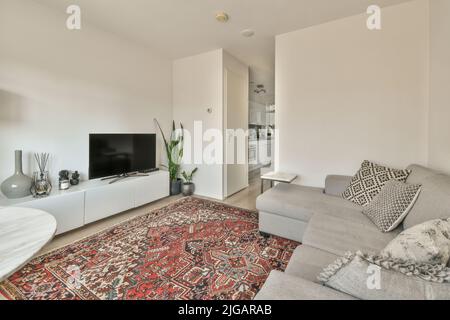 Ampia e luminosa mansarda per il lavoro e il relax, con una splendida vista dalla finestra Foto Stock