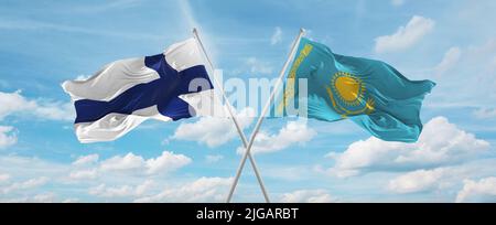 Due bandiere incrociate Kazakhstan e finlandia che ondolano nel vento a cielo nuvoloso. Concetto di rapporto, dialogo, viaggiare tra due paesi. 3d illustrat Foto Stock