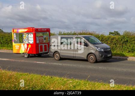 2017 grigio Vauxhall Vivaro L1H1 2900 Sportive CDTi BITURBO S/S Van rimorchio chiosco gelato mobile; in rotta per la Torre di Hoghton per la Supercar Summer Showtime auto incontro che è organizzato da Great British Motor Show a Preston, Regno Unito Foto Stock