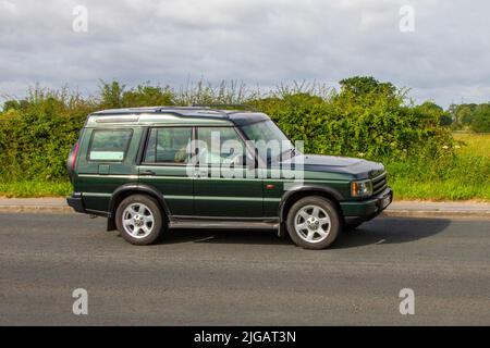 2002 verde Land Rover Discovery 2495cc 5 velocità manuale 4x4 SUV; in viaggio per Hoghton Tower per la Supercar Summer Showtime auto incontro che è organizzato da Great British Motor Show a Preston, Regno Unito Foto Stock