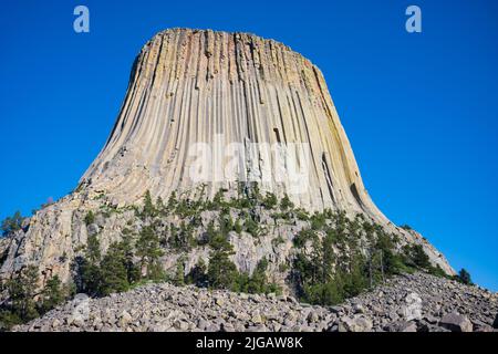 La Devils Tower, una caratteristica geologica che sporge dalla prateria delle Black Hills, è considerata sacra dagli Indiani delle pianure Settentrionali e una di queste Foto Stock