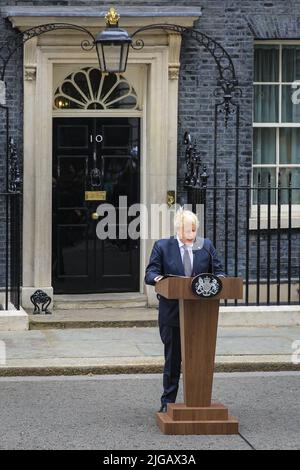Il primo ministro britannico Boris Johnson si dimette con un discorso al di fuori del 10 Downing Street a Westminster, Londra, Regno Unito Foto Stock