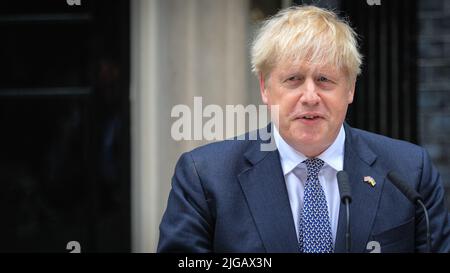 Il primo ministro britannico Boris Johnson si dimette con un discorso al di fuori del 10 Downing Street a Westminster, Londra, Regno Unito Foto Stock