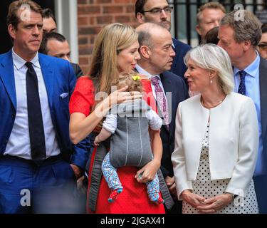 Londra, Regno Unito, 07th luglio 2022. La moglie di Boris Johnson Carrie Johnson con il bambino Romy e Nadine Dorries, guardando le dimissioni a Downing Street, Londra, Regno Unito Foto Stock