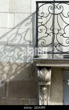 Balcone in ferro battuto a Nantes, Francia Foto Stock