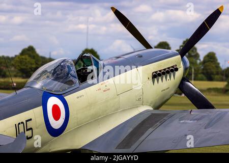 Navy Wings Seafire XVII SX336, in flightline al Fly Navy Airshow tenutosi a Shuttleworth il 3rd luglio 2022 Foto Stock