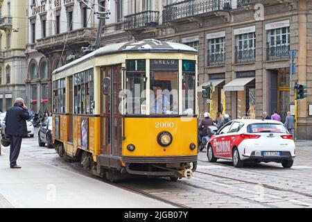 MILANO, ITALIA - 12 MAGGIO 2018: Questo tram giallo retrò con passeggeri sulle strade della città è stato utilizzato dal 1927. Foto Stock