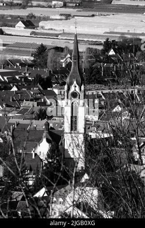 Un'immagine verticale in scala di grigi di una torre Handschuhsheim a Handschuhsheim, Germania Foto Stock