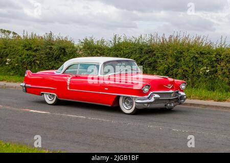 1956 50s, cinquanta rosso americano CADILLAC Coupe 5700cc muscolatura auto; in rotta per Hoghton Tower per la Supercar Summer Showtime auto incontro che è organizzato da Great British Motor Show a Preston, Regno Unito Foto Stock