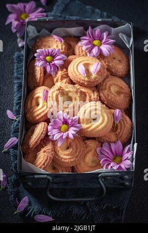 Arrotonda i biscotti al burro in una vecchia scatola di metallo. Biscotti rotondi di shortbread. Foto Stock