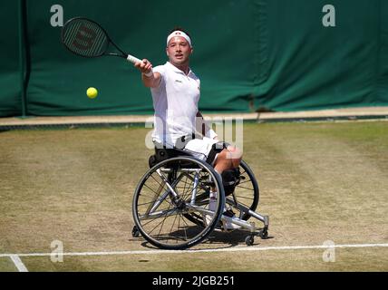 Alfie Hewitt in azione contro Gustavo Fernandez e Shingo Kunieda durante la finale dei Gentlemen's Wheelchair Doubles il giorno tredici dei campionati di Wimbledon 2022 all'All England Lawn Tennis and Croquet Club, Wimbledon. Data foto: Sabato 9 luglio 2022. Foto Stock