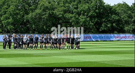 L'illustrazione mostra l'inizio di una sessione di allenamento della squadra nazionale belga di calcio femminile The Red Flames, sabato 09 luglio 2022 a Wigan, Inghilterra, in vista della prima partita di gruppo nel gruppo D del torneo femminile Euro 2022. Il Campionato europeo di calcio femminile UEFA 2022 si svolgerà dal 6 al 31 luglio. BELGA FOTO DAVID CATRY Foto Stock