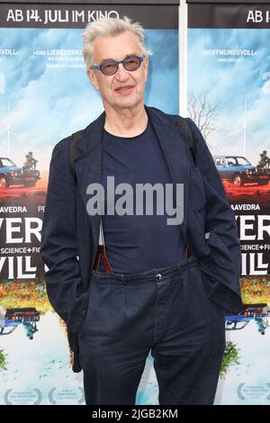 Berlino, Germania. 06th luglio 2022. WIM Wenders arriva alla prima del film 'Everything Will Change' al Filmtheater am Friedrichshain. Credit: Gerald Matzka/dpa/Alamy Live News Foto Stock