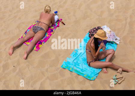 Bournemouth, Dorset Regno Unito. 9th luglio 2022. Tempo del Regno Unito: La folla si riversa sulla spiaggia di Bournemouth in una calda giornata di sole mentre gli amanti del sole si dirigono verso il mare per sfruttare al massimo il sole mentre le spiagge si impaccano. Credit: Carolyn Jenkins/Alamy Live News Foto Stock