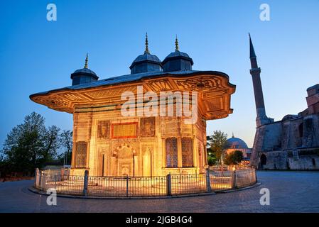 Fontana del Sultano Ahmet III di notte a Istanbul Foto Stock