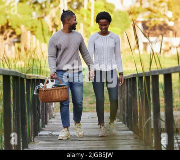 Tempo di qualità con il mio amore. Una giovane coppia che va in un picnic in un parco. Foto Stock