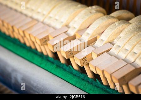 Allineati martelli di un pianoforte verticale Foto Stock