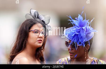 Racegoers in Darley July Cup Day of the Moet e Chandon Festival di luglio a Newmarket racecourse, Suffolk. Data foto: Sabato 9 luglio 2022. Foto Stock