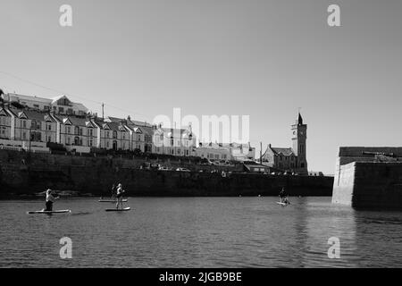 Pedalò nel porto di Porthleven, Cornovaglia Foto Stock