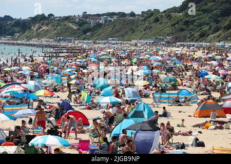 Bournemouth, Regno Unito. 9th aprile 2022. Migliaia di persone che si godono il sole e il mare, mentre si impacchettano la spiaggia a Bournemouth, Regno Unito durante il fine settimana delle onde di calore. Credit: Richard Crease/Alamy Live News Foto Stock