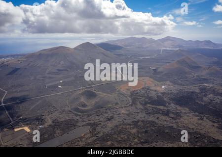 vista aerea sull'isola vulcanica nera di lanzarote con montagne vulcaniche Foto Stock