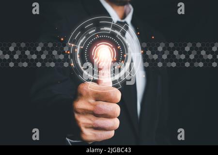 Mano di businessman utilizzando l'identificazione delle impronte digitali per accedere ai dati finanziari personali, Fingerprint scan fornisce accesso di sicurezza con biometriche identificazioni Foto Stock