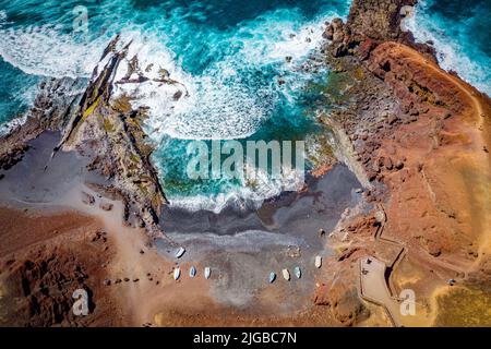 vista aerea della costa con navi e barche sulla spiaggia Foto Stock