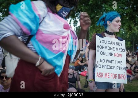 Londra, Regno Unito. 9th luglio 2022. La protesta di trans+ Pride vede centinaia di attivisti dei diritti della Trans tornare in piazza per un quarto anno che protestano contro la transfobia e la legislazione arcaica. Credit: Guy Corbishley/Alamy Live News Foto Stock