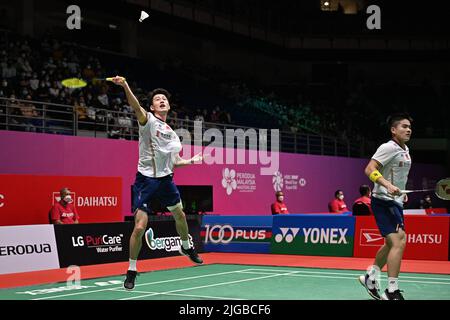 (220709) -- KUALA LUMPUR, 9 luglio 2022 (Xinhua) -- Liang Weikeng/Wang Chang (L) della Cina gareggia durante la partita semifinale maschile contro Mohammad Ahsan/Hendra Setiawan dell'Indonesia al Malaysia Masters 2022 a Kuala Lumpur, Malesia, 9 luglio 2022. (Foto di Chong Voon Chung/Xinhua) Foto Stock