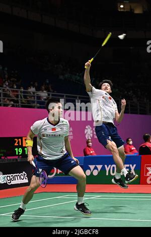 (220709) -- KUALA LUMPUR, 9 luglio 2022 (Xinhua) -- Liang Weikeng/Wang Chang (R) della Cina gareggia durante la doppia semifinale maschile contro Mohammad Ahsan/Hendra Setiawan dell'Indonesia al Malaysia Masters 2022 a Kuala Lumpur, Malesia, 9 luglio 2022. (Foto di Chong Voon Chung/Xinhua) Foto Stock