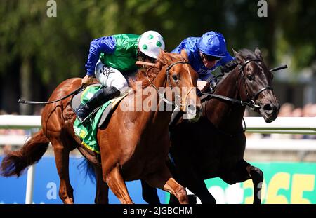 Isaac Shelby guidato da jockey Sean Levey (a sinistra) sulla loro strada per vincere i bet365 superlativi Stakes davanti alla danza della Vittoria e William Buick (a destra) il Darley July Cup Day of the Moet e Chandon July Festival a Newmarket racecourse, Suffolk. Data foto: Sabato 9 luglio 2022. Foto Stock