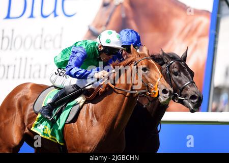 Isaac Shelby guidato da jockey Sean Levey (a sinistra) sulla loro strada per vincere i bet365 superlativi Stakes davanti alla danza della Vittoria e William Buick (a destra) il Darley July Cup Day of the Moet e Chandon July Festival a Newmarket racecourse, Suffolk. Data foto: Sabato 9 luglio 2022. Foto Stock