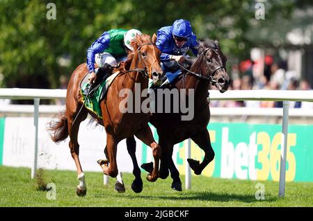 Isaac Shelby guidato da jockey Sean Levey (a sinistra) sulla loro strada per vincere i bet365 superlativi Stakes davanti alla danza della Vittoria e William Buick (a destra) il Darley July Cup Day of the Moet e Chandon July Festival a Newmarket racecourse, Suffolk. Data foto: Sabato 9 luglio 2022. Foto Stock