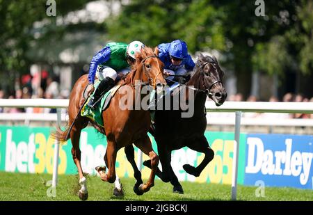 Isaac Shelby guidato da jockey Sean Levey (a sinistra) sulla loro strada per vincere i bet365 superlativi Stakes davanti alla danza della Vittoria e William Buick (a destra) il Darley July Cup Day of the Moet e Chandon July Festival a Newmarket racecourse, Suffolk. Data foto: Sabato 9 luglio 2022. Foto Stock