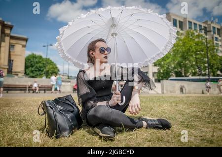 Londra, Regno Unito. 9th luglio 2022. Tempo britannico: Mantenere coperto con un ombrellone in Hyde Park come le temperature della città rimangono oltre 25C per un week-end con ondate di calore. Credit: Guy Corbishley/Alamy Live News Foto Stock