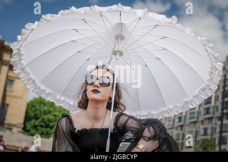 Londra, Regno Unito. 9th luglio 2022. Tempo britannico: Mantenere coperto con un ombrellone in Hyde Park come le temperature della città rimangono oltre 25C per un week-end con ondate di calore. Credit: Guy Corbishley/Alamy Live News Foto Stock