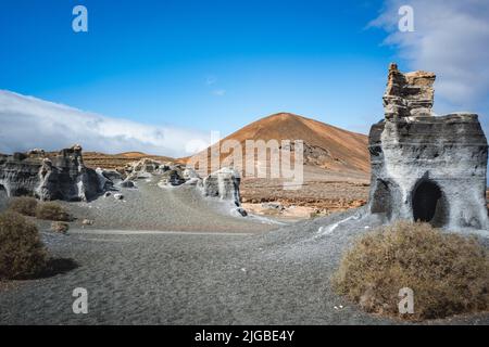 Città stratificata a lanzarote con vulcano sullo sfondo Foto Stock