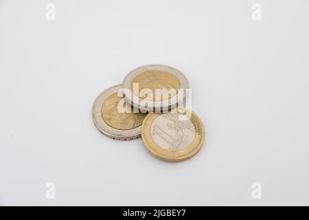 Monete in euro su sfondo bianco Foto Stock
