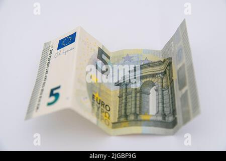 Primo piano delle banconote in euro su sfondo bianco Foto Stock