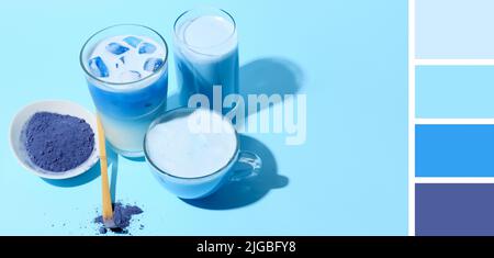Vetreria di tè blu matcha su sfondo colorato. Diversi motivi di colore Foto Stock