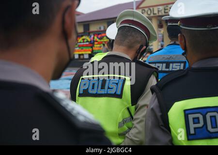 La polizia indonesiana indossa una divisa completa Foto Stock