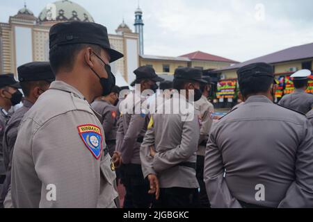 La polizia indonesiana indossa una divisa completa Foto Stock