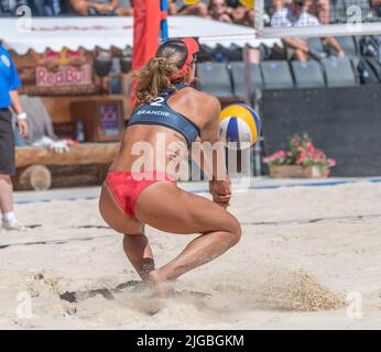 Gstaad Svizzera, 9th luglio 2022: Brandie of Canada Team è in azione durante il Volleyball World Beach Pro Tour 2022. Credit: Eric Dubost/Alamy Live News Foto Stock