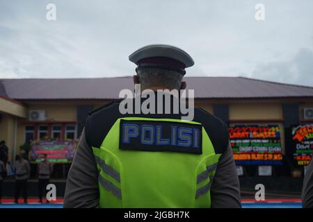 La polizia indonesiana indossa una divisa completa Foto Stock