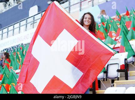 Un fan della Svizzera negli stand con una bandiera in vista della partita UEFA Women's Euro 2022 Group C al Leigh Sports Village di Wigan. Data foto: Sabato 9 luglio 2022. Foto Stock