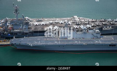 Pearl Harbor, Stati Uniti. 07 luglio 2022. Vista aerea della nave da guerra statunitense USS Abraham Lincoln, TOP, e Repubblica di Corea nave d'assalto anfibio ROKS Marado mored fianco a fianco durante il Rim del Pacifico 2022 a Joint base Pearl Harbor-Hickham il 7 luglio 2022 a Pearl Harbor, Hawaii. Vi partecipano ventisei nazioni, 38 navi, quattro sottomarini, 170 aerei e 25.000 persone. Credit: MCS Leon Vonguyen/Planetpix/Alamy Live News Foto Stock