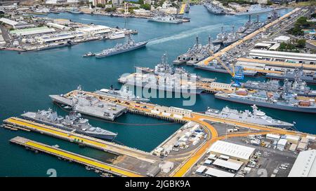 Pearl Harbor, Stati Uniti. 07 luglio 2022. Vista aerea di navi statunitensi e multinazionali morate insieme durante il Rim of the Pacific 2022 a Joint base Pearl Harbor-Hickham 7 luglio 2022 a Pearl Harbor, Hawaii. Vi partecipano ventisei nazioni, 38 navi, quattro sottomarini, 170 aerei e 25.000 persone. Credit: MCS Leon Vonguyen/Planetpix/Alamy Live News Foto Stock