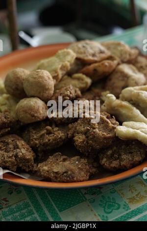 Gli spuntini fritti ndonesiani o conosciuti come gorengan includono tempeh, tofu o tahu bulat, pisang goreng, e lo spuntino locale di lento Ponorogo a base di fagioli di tolo. Foto Stock