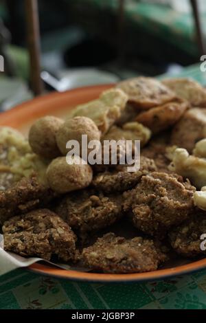 Gli spuntini fritti ndonesiani o conosciuti come gorengan includono tempeh, tofu o tahu bulat, pisang goreng, e lo spuntino locale di lento Ponorogo a base di fagioli di tolo. Foto Stock