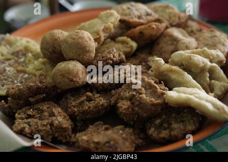 Gli spuntini fritti ndonesiani o conosciuti come gorengan includono tempeh, tofu o tahu bulat, pisang goreng, e lo spuntino locale di lento Ponorogo a base di fagioli di tolo. Foto Stock